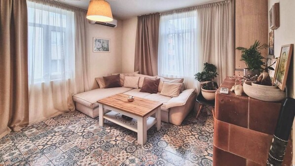 Living area - Charming 2-bedroom apartment with AC and WiFi in the historical Center of Sofia (Sofia)
