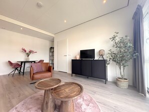 TV - Luxury apartment overlooking the water (Maasbommel)