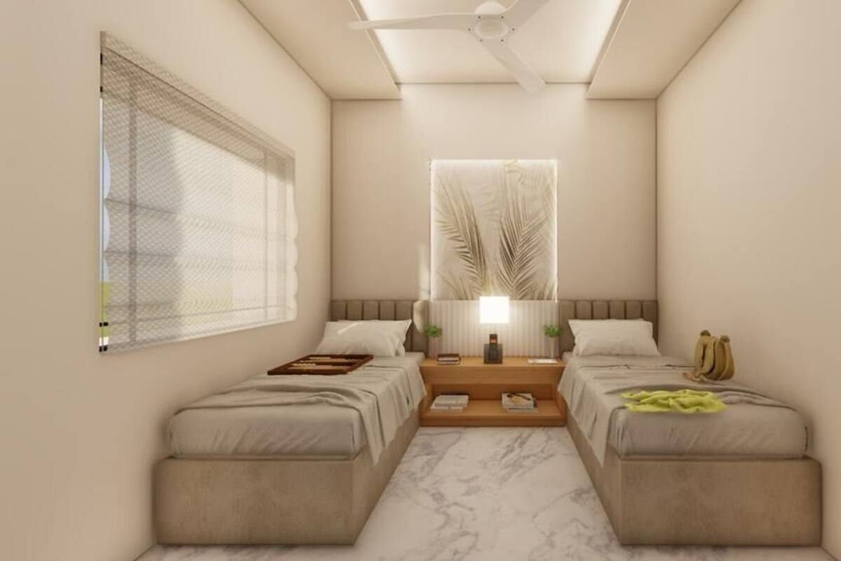 Une chambre avec deux lits, un ventilateur de plafond, une fenêtre avec des stores, une table de chevet avec une lampe et une porte en bois.