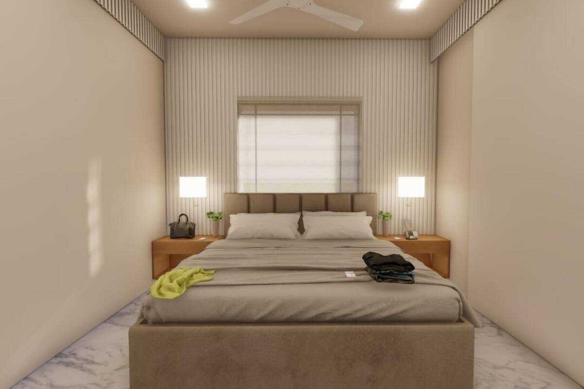 Une chambre à coucher avec un lit, des lampes de chevet, une fenêtre avec des stores et un ventilateur de plafond.