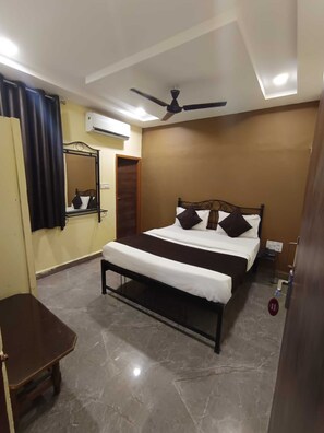 セーフティボックス (室内)、デスク、ノートパソコン用作業スペース、WiFi (無料)