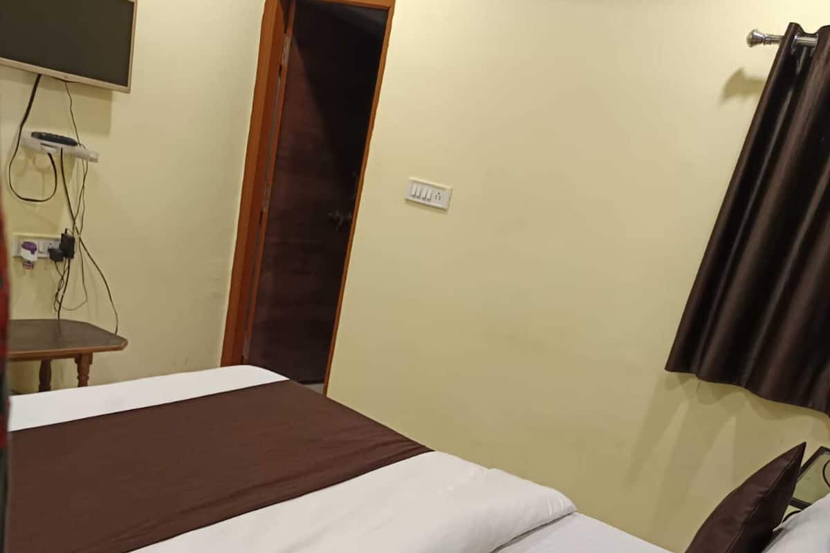 1 habitación, caja de seguridad en la habitación y escritorio