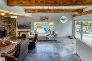 Smart TV, chimenea y tenis de mesa 