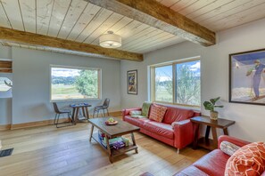 Smart TV, fireplace, ping pong, offices - Swiss Summit Pagosa:Newly Remodeled Chalet with Hot Tub, Stunning Views, Minutes to Downtown Pagosa (Pagosa Springs)