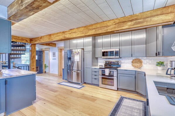 Fridge, dishwasher, coffee/tea maker, toaster - Swiss Summit Pagosa:Newly Remodeled Chalet with Hot Tub, Stunning Views, Minutes to Downtown Pagosa (Pagosa Springs)