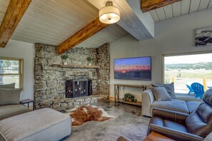 Smart TV, fireplace, ping pong - Swiss Summit Pagosa:Newly Remodeled Chalet with Hot Tub, Stunning Views, Minutes to Downtown Pagosa (Pagosa Springs)