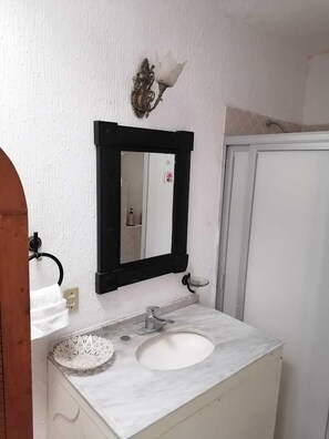 Shower, towels, soap, shampoo - Hotel en Tequesquitengo Gran Horizonte (Jojutla)