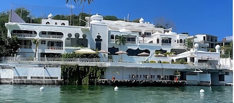 Marina Palace Tequesquitengo