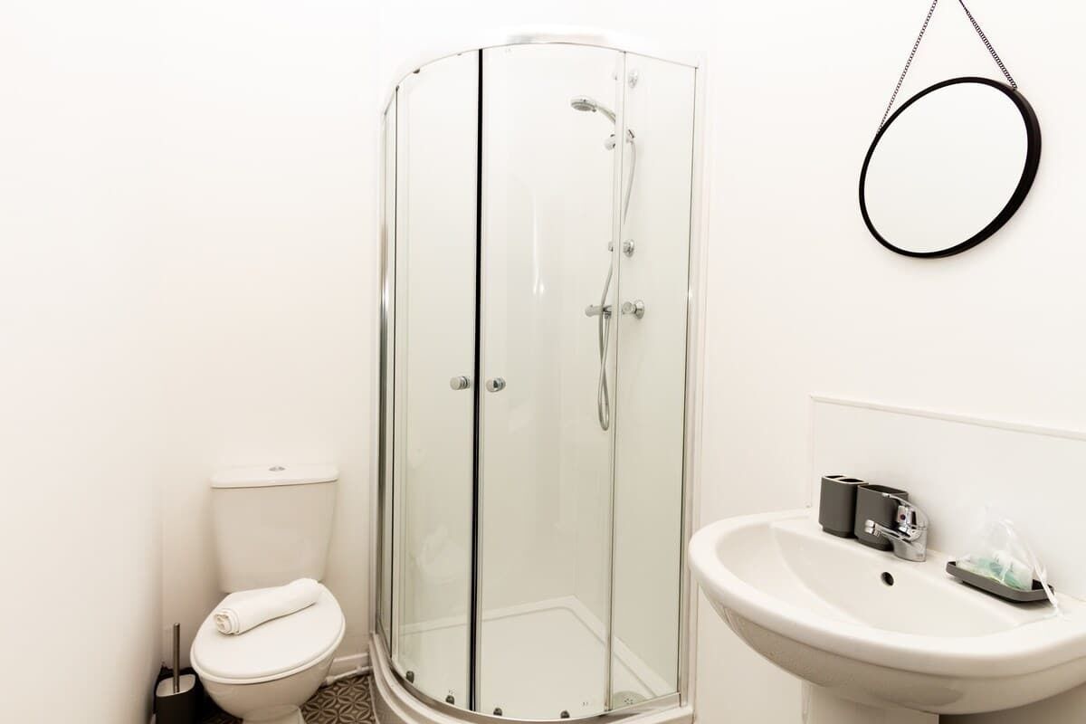 Een douche, een haardroger, shampoo
