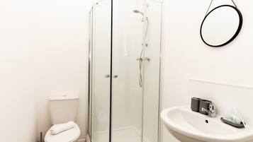 Een douche, een haardroger, shampoo