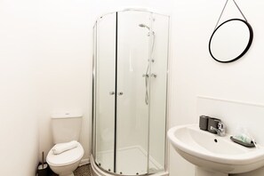 Shower, hair dryer, towels, shampoo