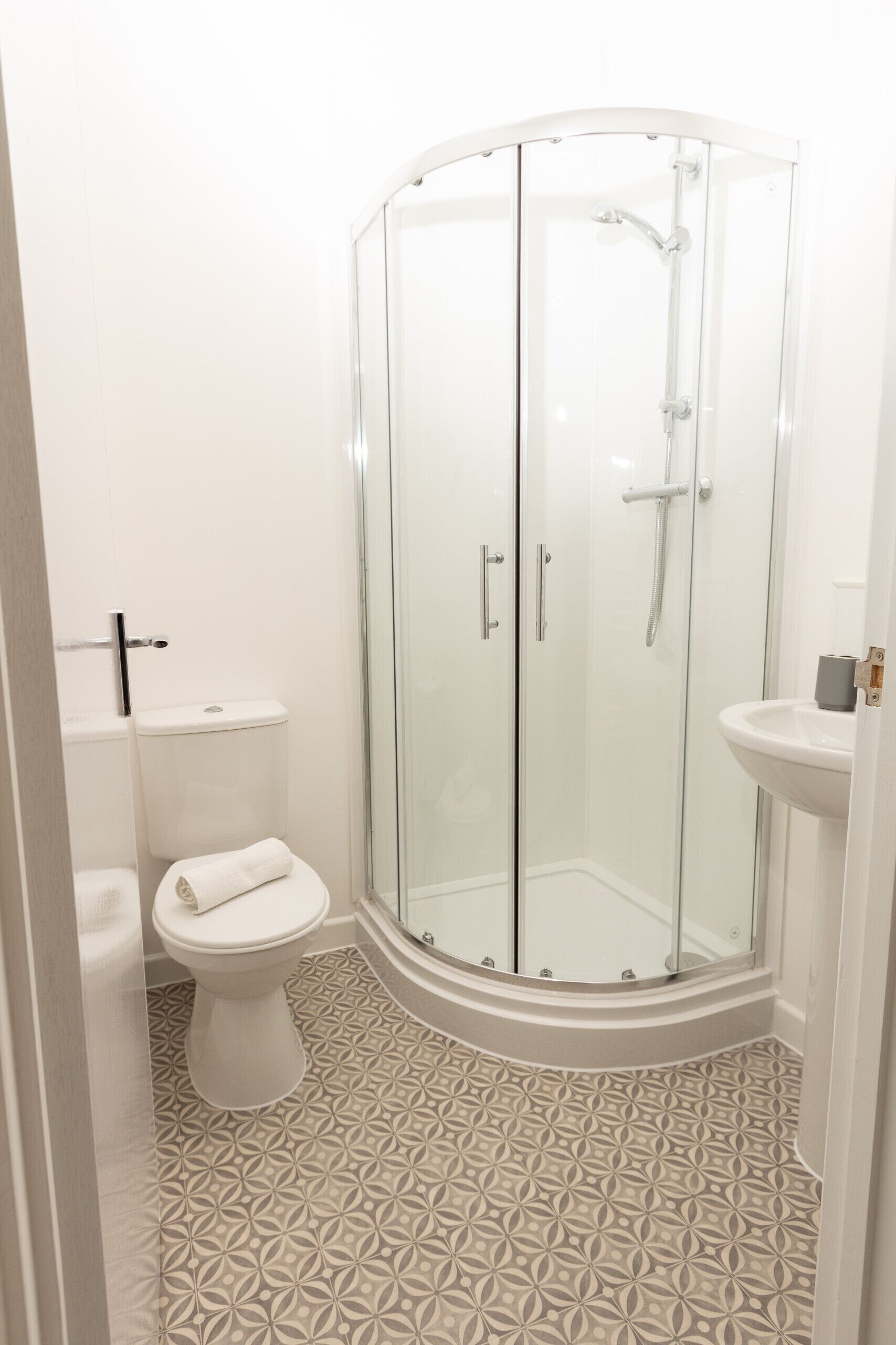 Shower, hair dryer, towels, shampoo