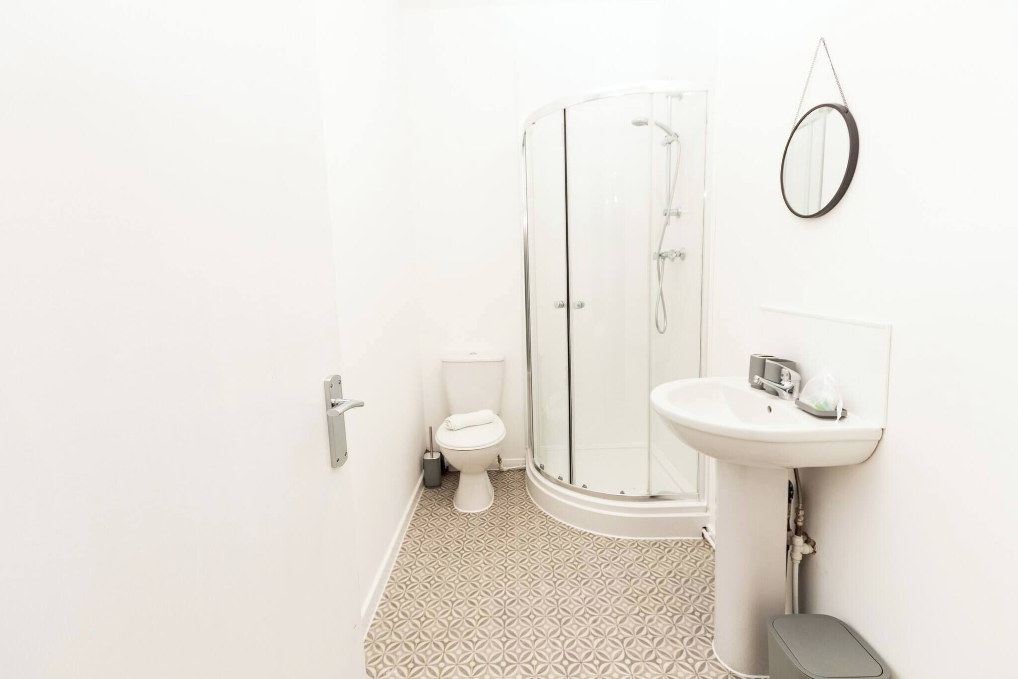 Dusj, hårføner, håndklær og sjampo