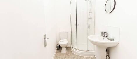 Dusj, hårføner, håndklær og sjampo