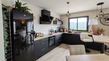 Een koelkast, een microgolfoven, een oven, een kookplaat