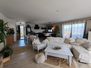 TV - House with private Jacuzzi  (Lagorce)