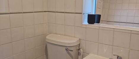 Sèche-cheveux, serviettes fournies