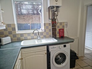 Fridge, microwave, oven, stovetop - Cosy Suite: Private Room in Sheffield City Centre (Sheffield)