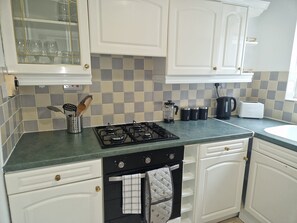 Fridge, microwave, oven, stovetop - Cosy Suite: Private Room in Sheffield City Centre (Sheffield)