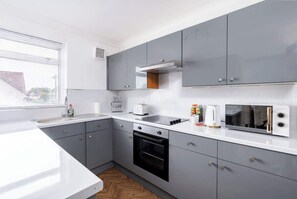 Een koelkast, een microgolfoven, een oven, een kookplaat