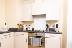 Kühlschrank, Ofen, Wasserkocher mit Kaffee-/Teezubehör, Wasserkocher