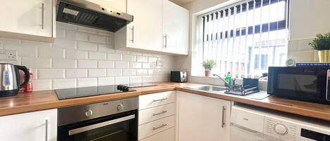 Kühlschrank, Mikrowelle, Ofen, Wasserkocher