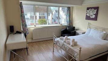 2 bedrooms, iron/ironing board, free WiFi, bed sheets
