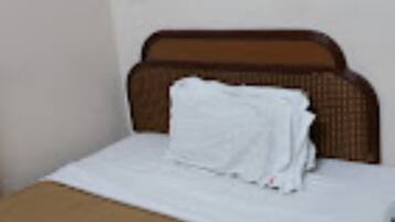 Hypo-allergenic bedding, free WiFi, bed sheets