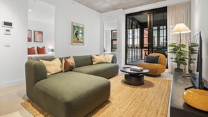 Un salon moderne avec un canapé d’angle, une table basse et un bol jaune.