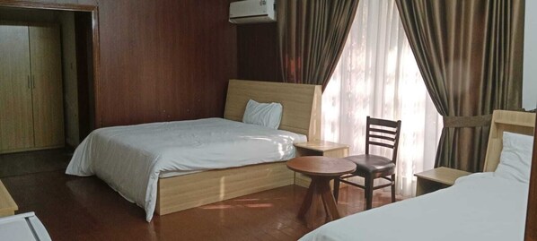 Desk, free WiFi - City Home Guest House F7 (Islamabad)