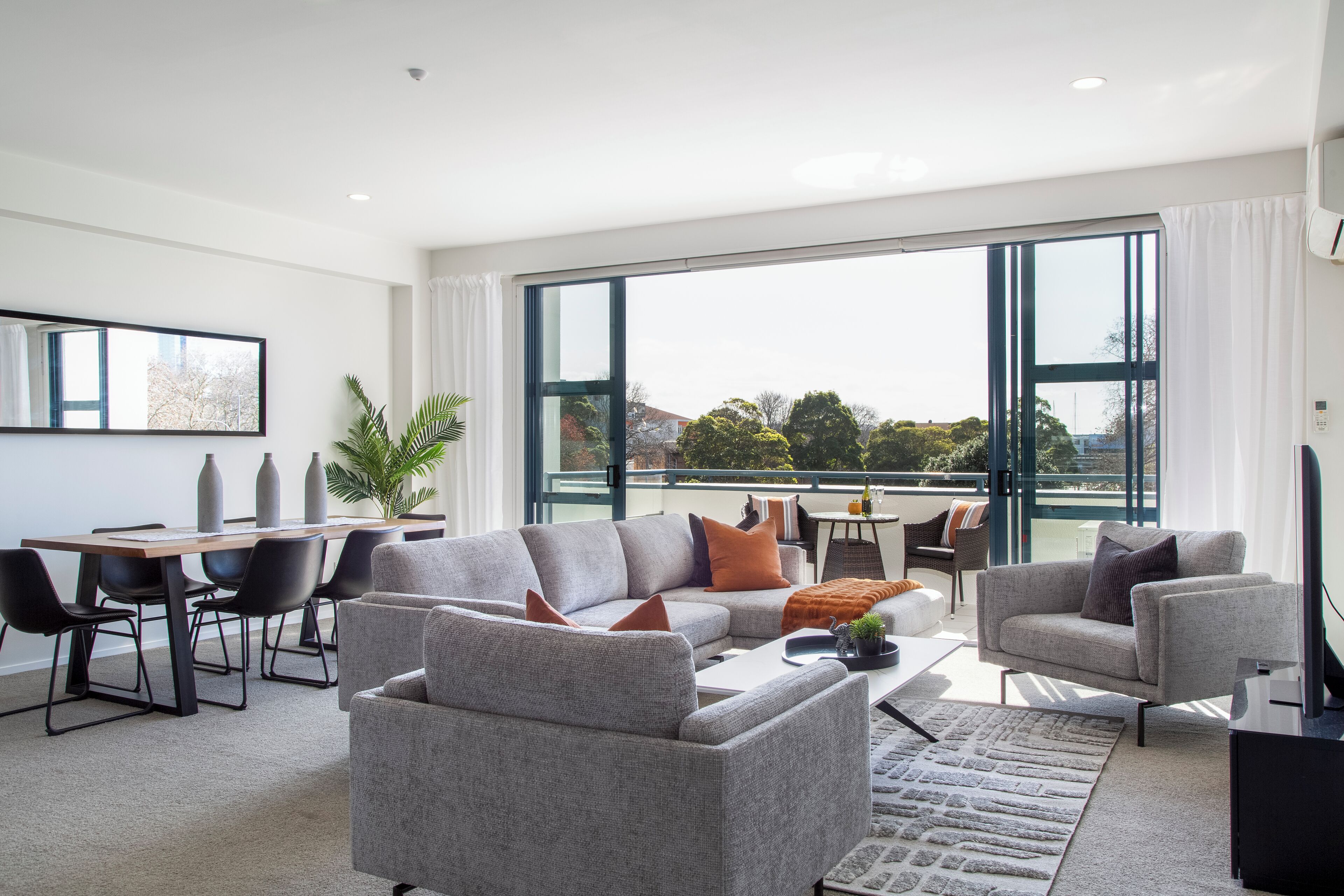 Deluxe Apartment, Park View | Living area