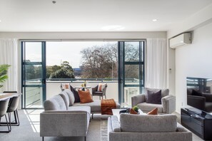 Deluxe Apartment, Park View | Living area