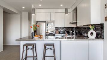 Departamento Deluxe, vista al parque | Cocina privada | Refrigerador con congelador, microondas, horno y parrilla de estufa