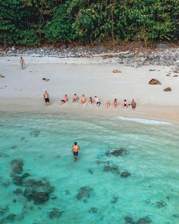 En la playa, arena blanca