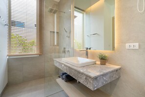 Villa exclusive, 4 chambres, vue sur la piscine | Salle de bain | Séchoir à cheveux, serviettes fournies, papier de toilette
