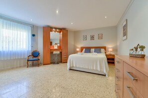 4 bedrooms, iron/ironing board, free WiFi, bed sheets