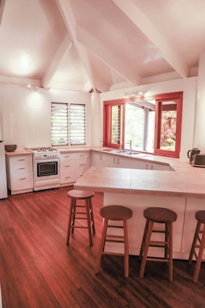 Coffee/tea maker, electric kettle, high chair - Vale Oasis (Malolo Lailai Island)