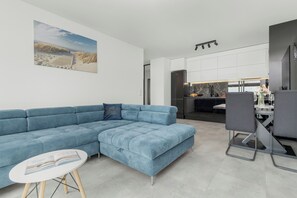 Apartment, 2 Schlafzimmer, Balkon | Wohnzimmer