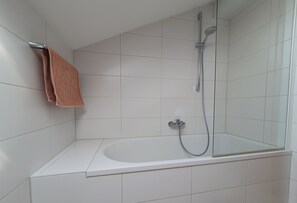 Douche, sĂšche-cheveux, serviettes fournies