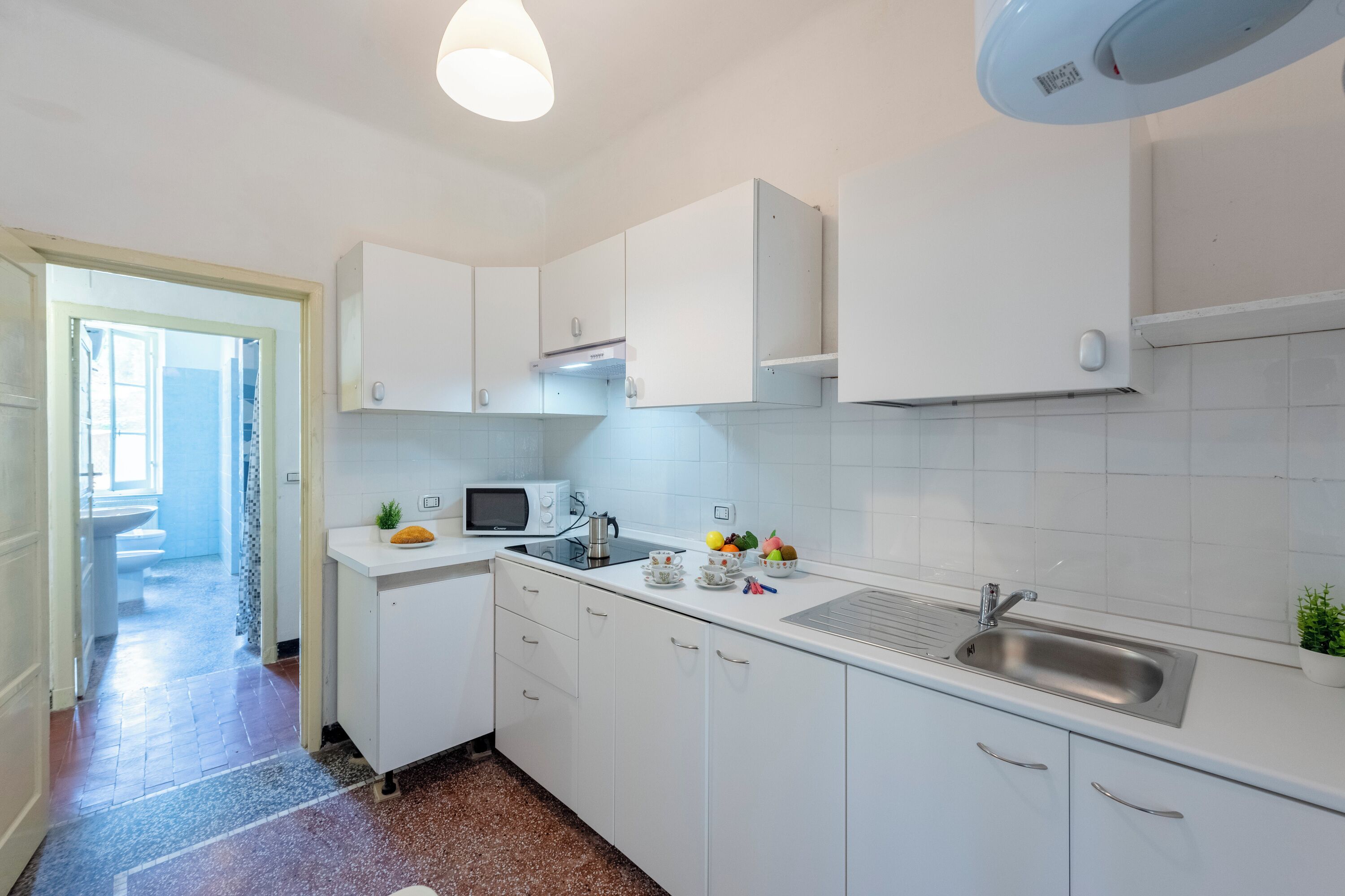 Jääkaappi, mikroaaltouuni, liesi, kahvin-/teenkeitin