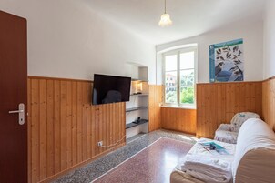 Apartamento família, vários quartos (Basilico House In Mulinetti) | Sala de estar | TV 21 cm com canais a cabo