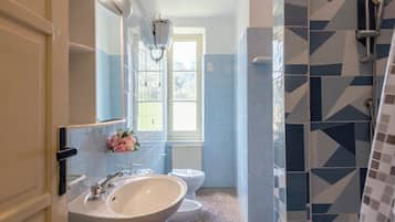 Appartamento familiare, camere multiple (Salvia House In Mulinetti) | Bagno | Doccia, asciugacapelli, bidet, asciugamani