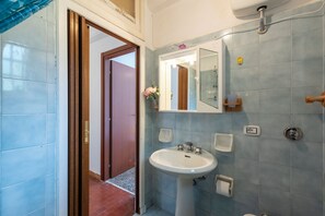 Family Apartment, Multiple Bedrooms (Basilico House In Mulinetti) | Bathroom | Shower, hair dryer, bidet, towels - Mulinetti Houses (Recco)