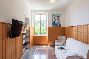 Family Apartment, Multiple Bedrooms (Basilico House In Mulinetti) | Living room