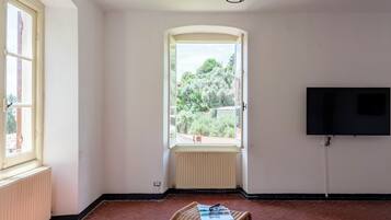 Appartamento familiare, camere multiple (Salvia House In Mulinetti) | Area soggiorno | TV 21 cm con canali via cavo