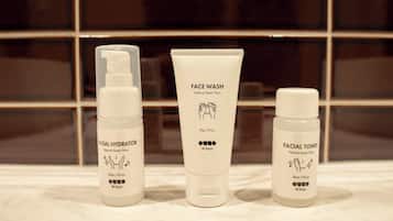Trois produits de soins pour la peau, posés sur un comptoir en marbre.