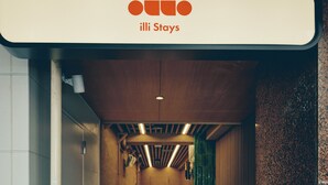 A corridor with a sign reading "illi Stays" at the top. - illi Tas Shinjuku (Tokyo)