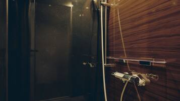 Een douche, gratis toiletartikelen, een haardroger, pantoffels