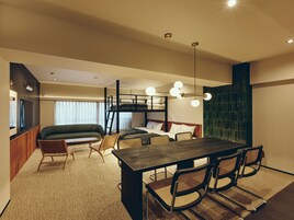 1 habitación, cortinas blackout y tabla de planchar con plancha 