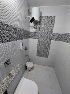 Shower, towels, soap - Hotel Royals (Ranchi)